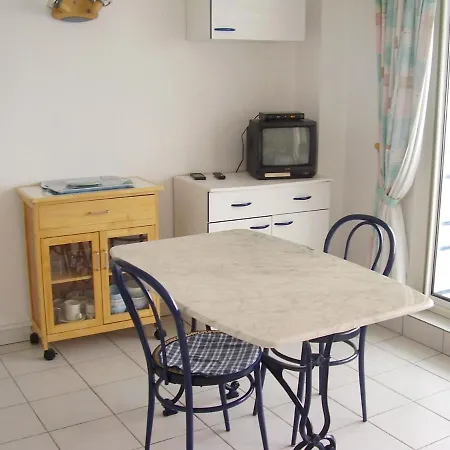 D'une A A 50 M De La Avec Vue Sur La Piscine Partagee Et Jardin Amenage