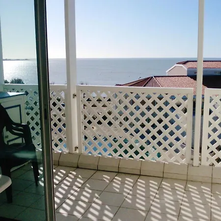 D'une A A 50 M De La Avec Vue Sur La Piscine Partagee Et Jardin Amenage