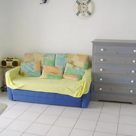 D'une A A 50 M De La Avec Vue Sur La Piscine Partagee Et Jardin Amenage Apartman