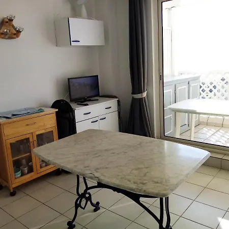 D'une A A 50 M De La Avec Vue Sur La Piscine Partagee Et Jardin Amenage Apartman *